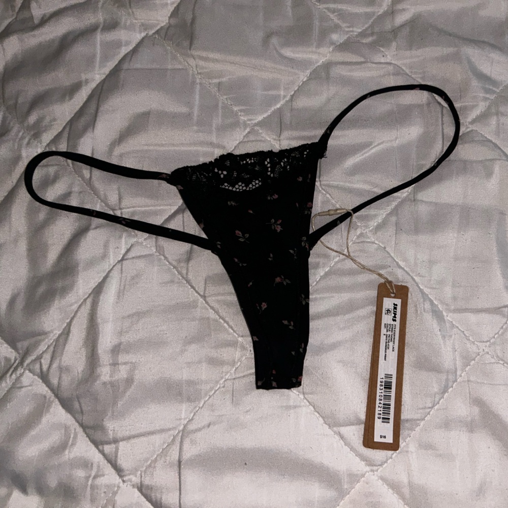 FITS EVERYBODY LACE STRING THONG ONYX ROSEBUD SMALL